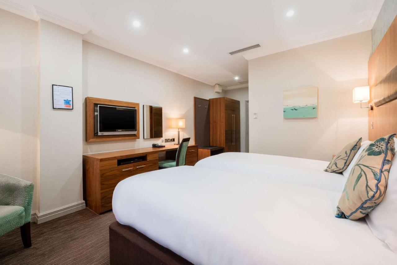 Ramada By Wyndham Cheltenham Golden Valley Exterior foto