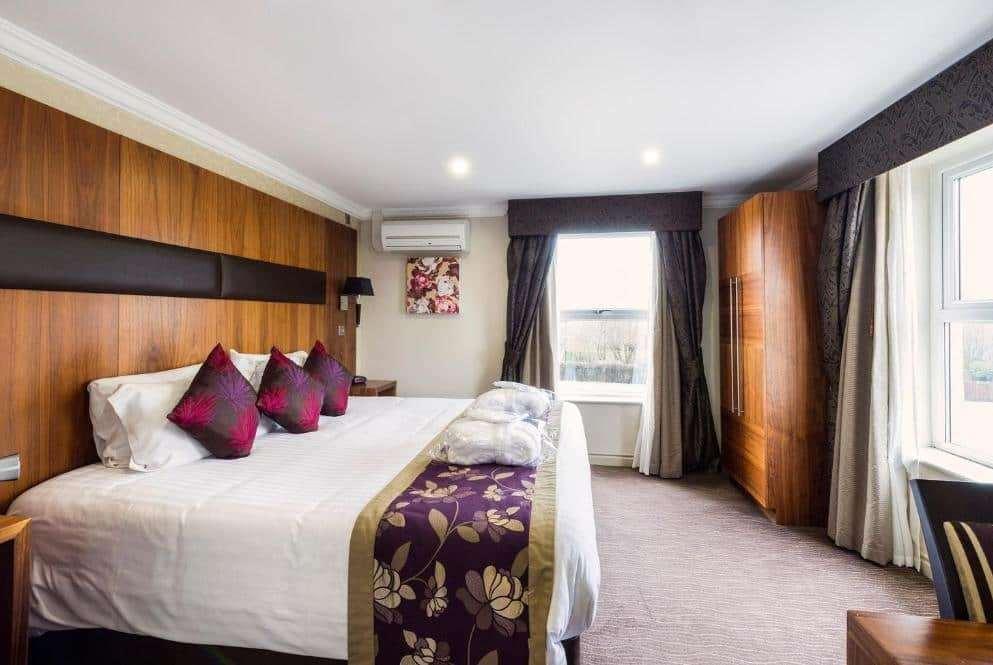 Ramada By Wyndham Cheltenham Golden Valley Habitación foto