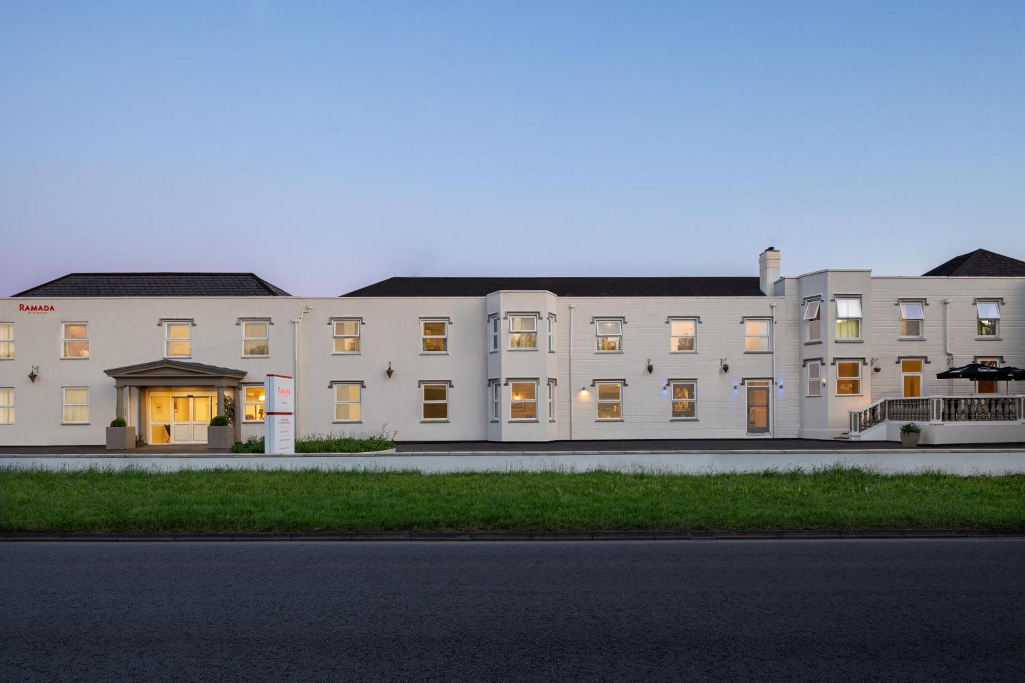 Ramada By Wyndham Cheltenham Golden Valley Exterior foto