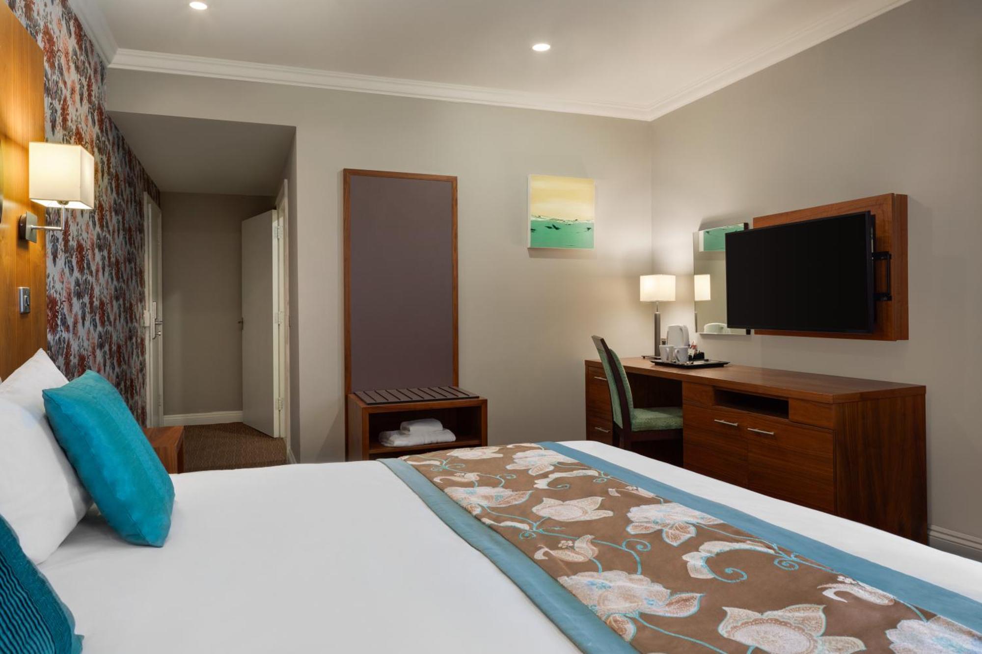Ramada By Wyndham Cheltenham Golden Valley Exterior foto