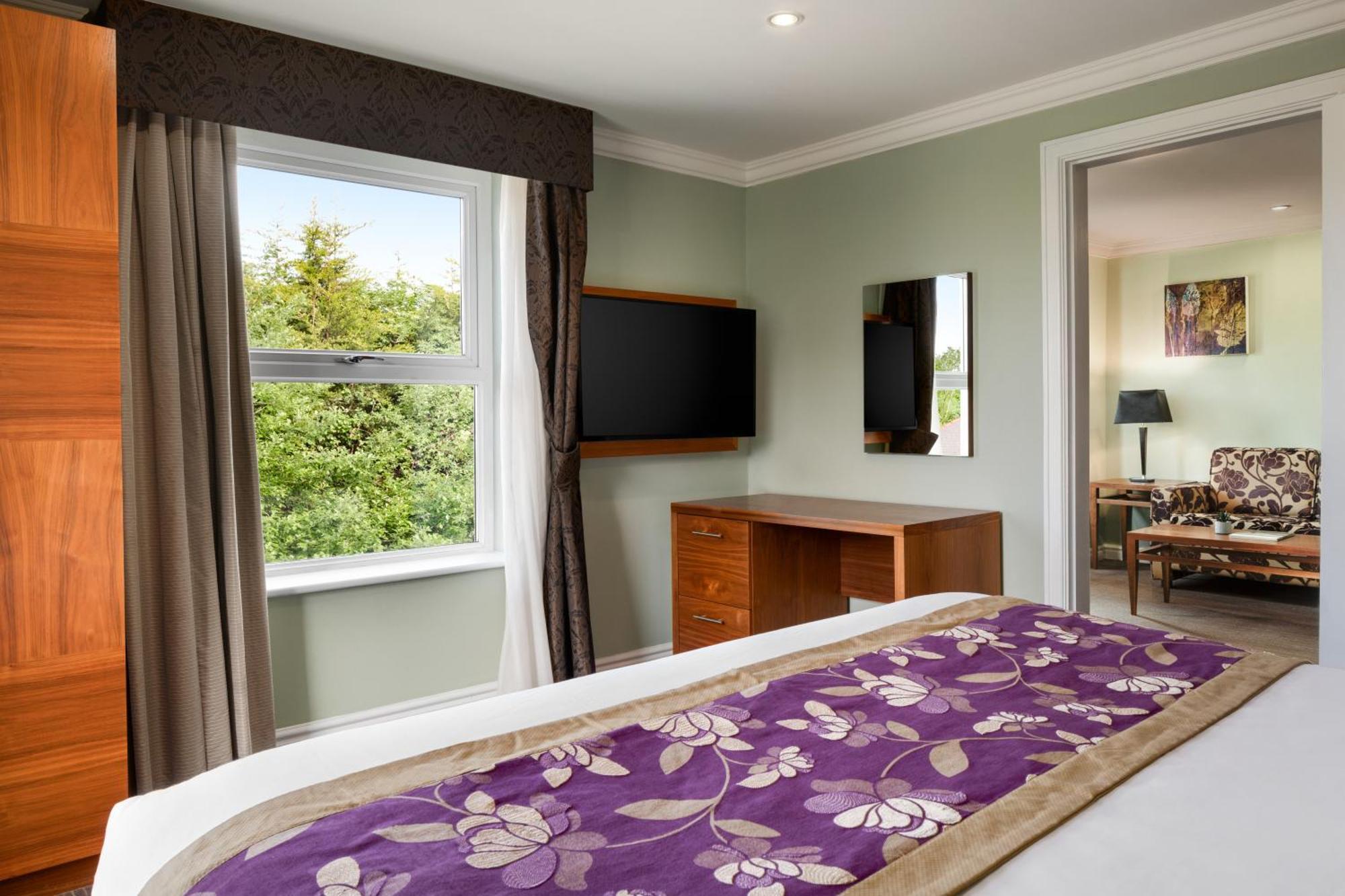Ramada By Wyndham Cheltenham Golden Valley Exterior foto