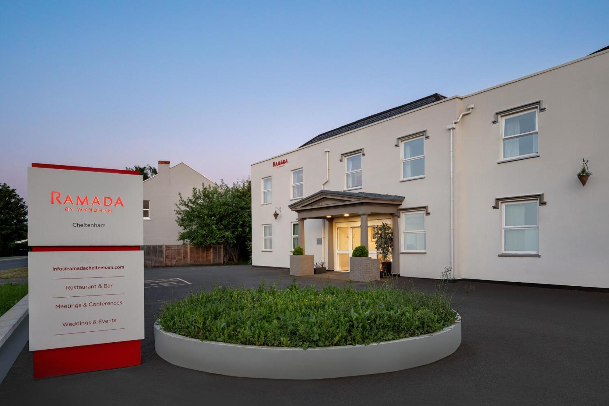 Ramada By Wyndham Cheltenham Golden Valley Exterior foto