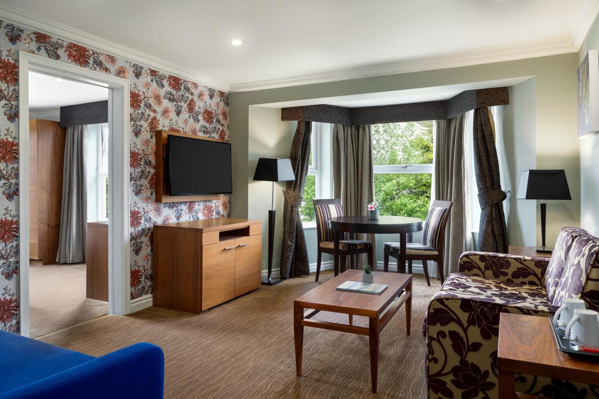 Ramada By Wyndham Cheltenham Golden Valley Exterior foto