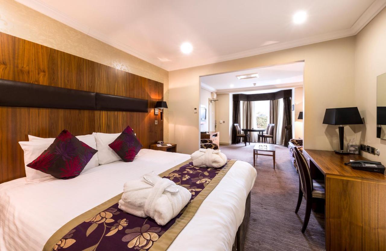 Ramada By Wyndham Cheltenham Golden Valley Exterior foto